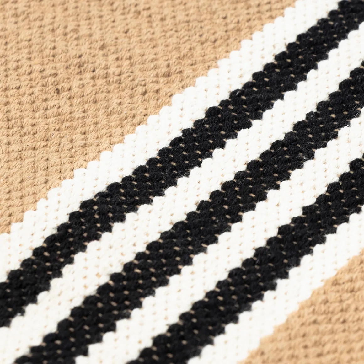 Alfombra Inuit Crudo Y Negro Con Flecos 120x160cm