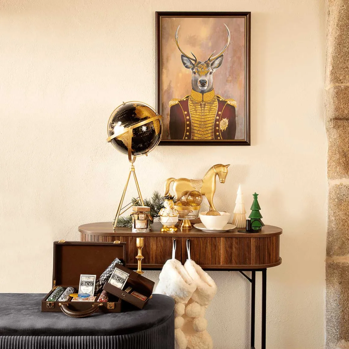 Caballo decorativo de madera dorado