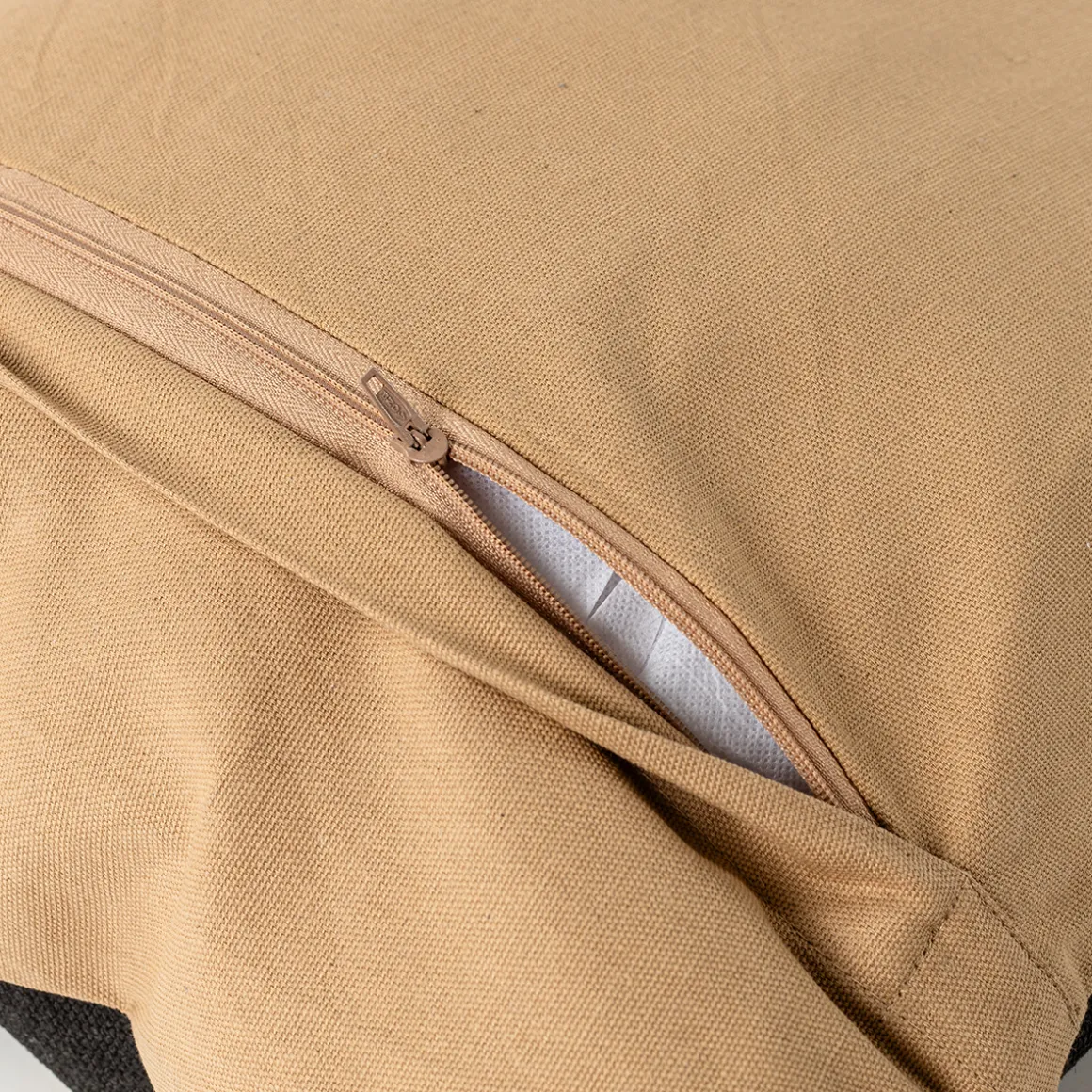 Cojín Inuit Geométrico Crudo Y Negro 40x40cm