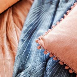 Cojín Tierra Con Pompones 40x40Cm