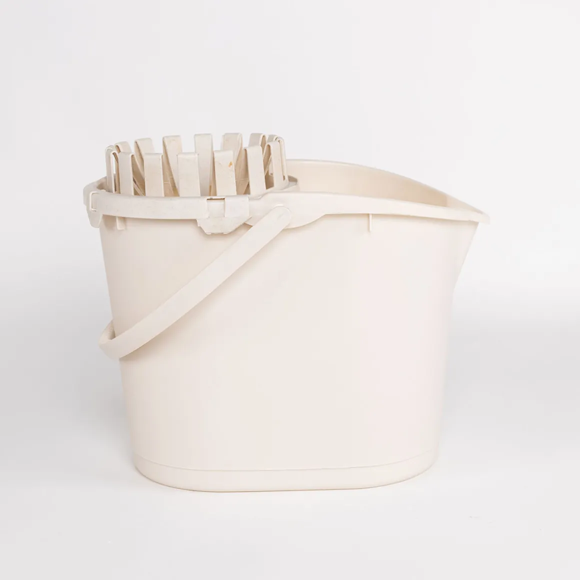 Cubo con exprimidor beige 16L