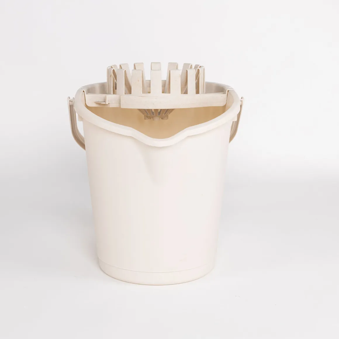 Cubo con exprimidor beige 16L