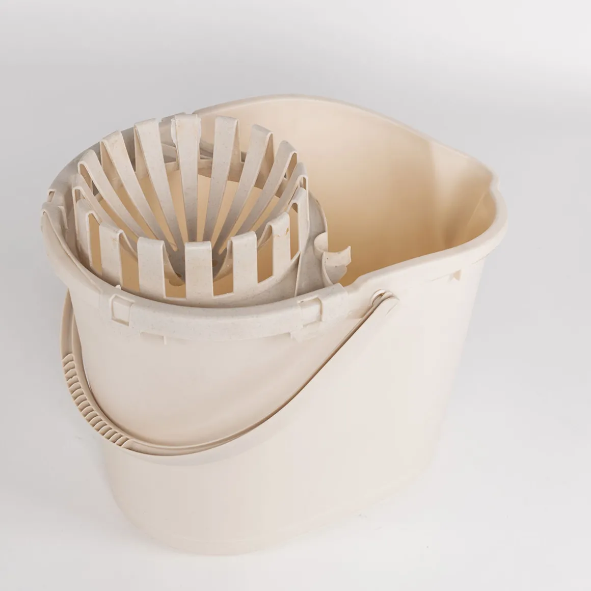 Cubo con exprimidor beige 16L