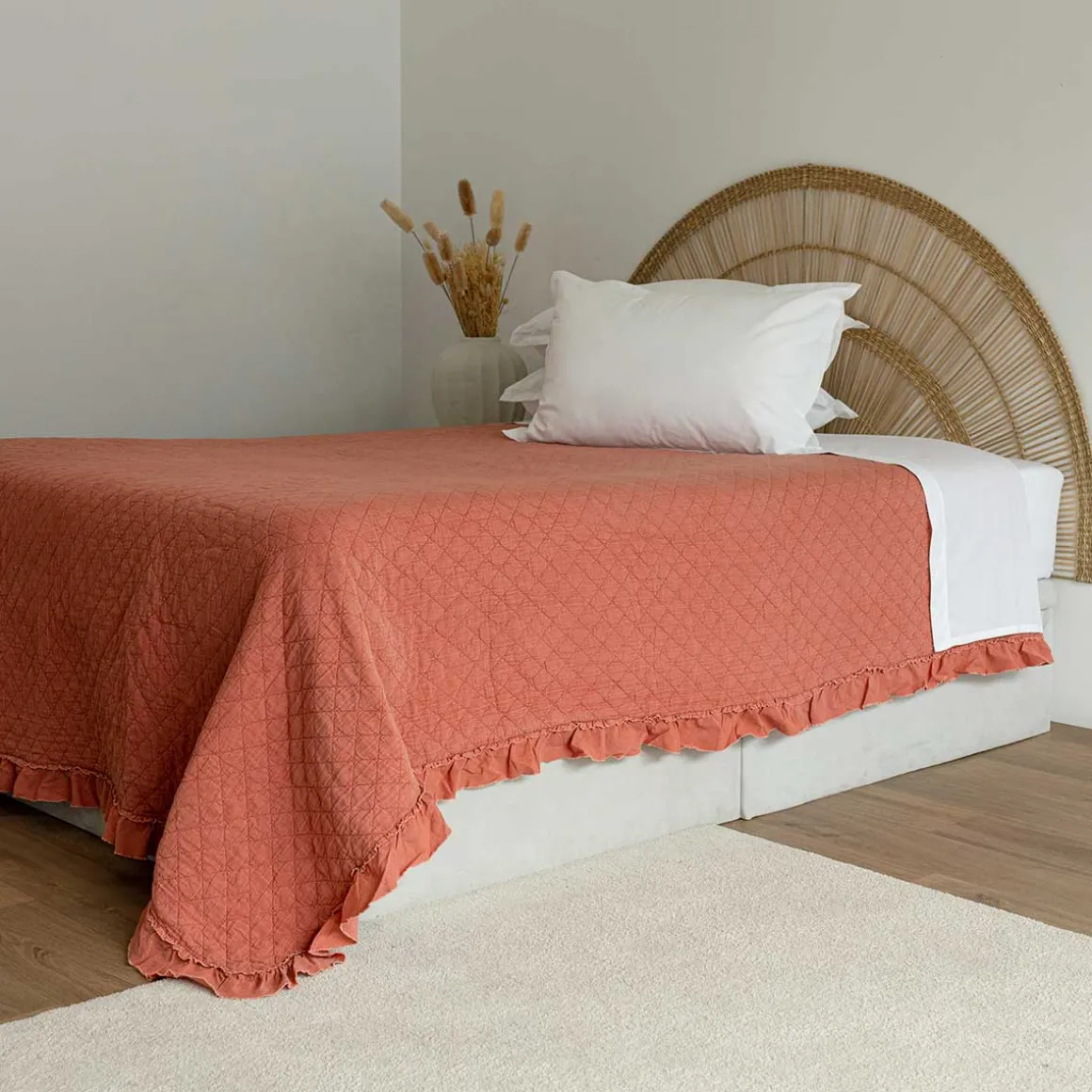 Edredón STONEWASHED terracota con volante 220x240c