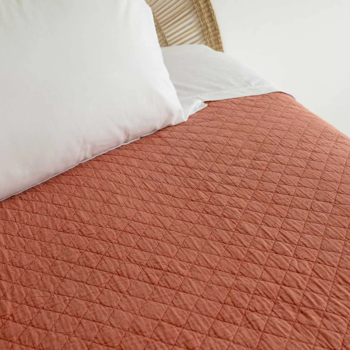 Edredón STONEWASHED terracota con volante 220x240c