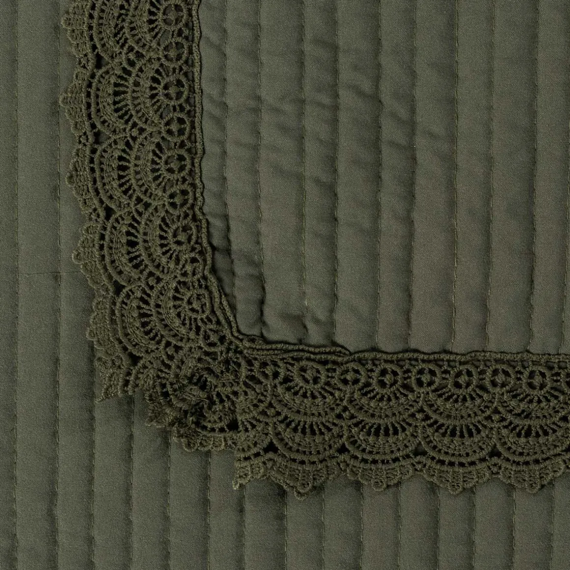 Edredón verde con volante de encaje 220x240cm