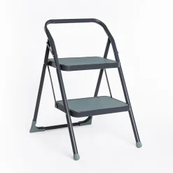 Escalera gris de metal con 2 peldaños