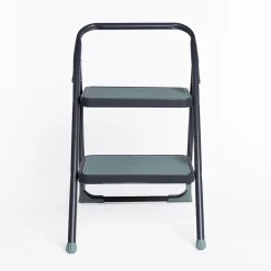 Escalera gris de metal con 2 peldaños