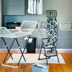 Escalera Negra Con 2 Peldaños De Metal