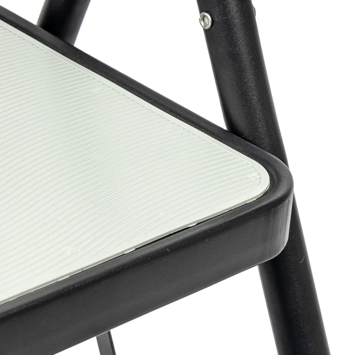 Escalera Negra Con 2 Peldaños De Metal