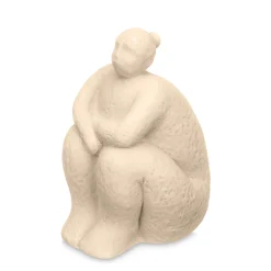 Estatua beige forma de mujer sentada de cerámica