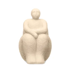 Estatua beige forma de mujer sentada de cerámica