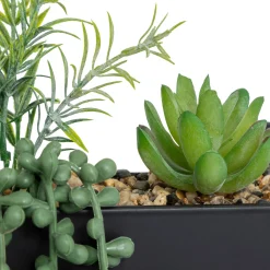 Maceta colgante de metal con plantas artificiales