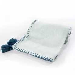 Manta crudo con borlas azules 120x160cm