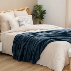 Manta OLLIS azul oscuro de terciopelo