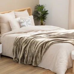 Manta OLLIS beige de terciopelo