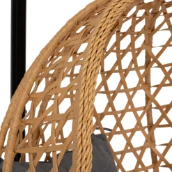 Mecedora gris pardo con cojín blanco