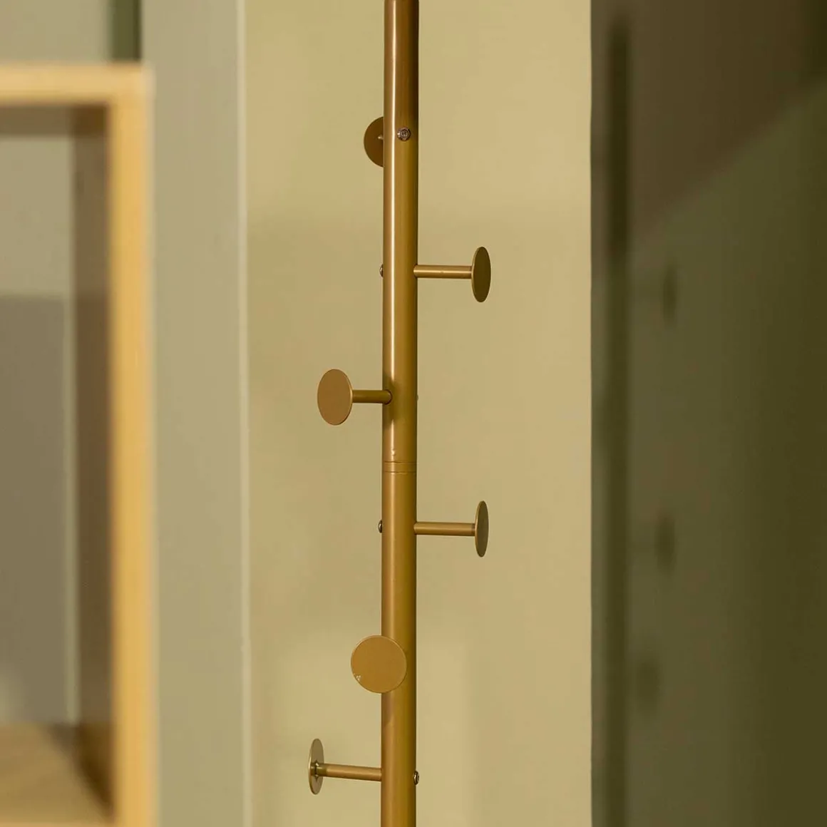 Perchero de pie dorado con 7 ganchos y base marmól